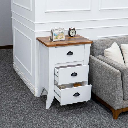 Există trei sertare pe măsuța laterală și pe noptieră, care au mai multe modele și sunt relativ înalte.